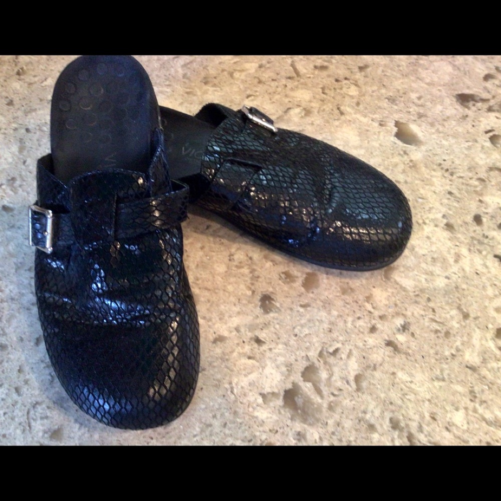 Vionic Calgary Clogs Black Snake Skin Fabric Pre-Owned